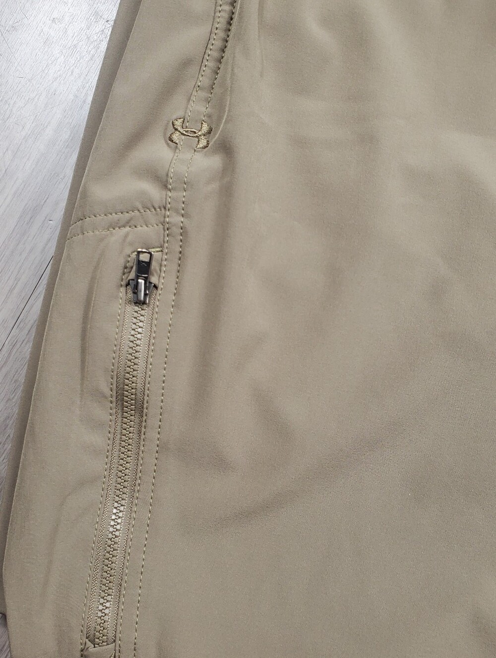 Lot of 2 Under Armour Golf Pants Men 42x32 Beige Stretch Performance - Picture 9 of 13